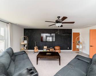 Bright + Modern Mountain Views Movie Room - Forest - Sala de estar