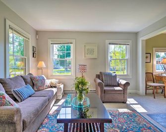 Lovely Lakewood Cottage Near Chautauqua Lake! - Lakewood - Living room