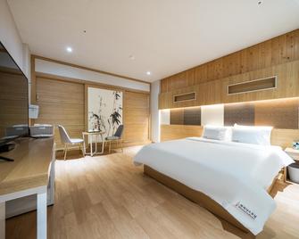 Tongyeong Business Hotel - Tongyeong - Bedroom
