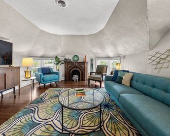 Walk to Street Car! Historic Midcentury Apartment near Plaza & Westport - Kansas City - Sala de estar