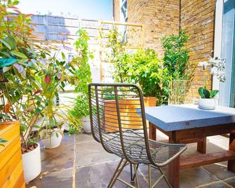 Retreat with Steam room, KING bed near tube - London - Restaurant