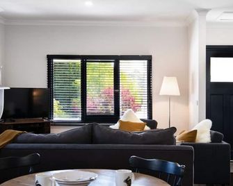 Cricklewood- 2 bedroom enchanting miner's cottage - Daylesford - Living room