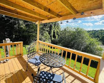 Farmhouse mobile home with Wi-Fi, AC in lovely Dayton - Dayton - Balcony