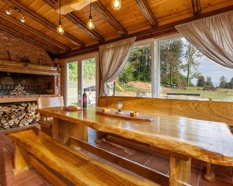 Lovely Home In Smiljan With Sauna - Gospić - Comedor