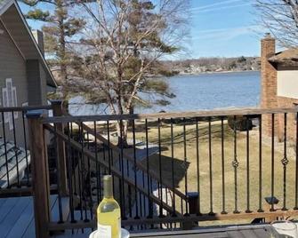 Luxury river front two-bedroom carriage house with private deck and hot tub. - Rapids City - Balcon