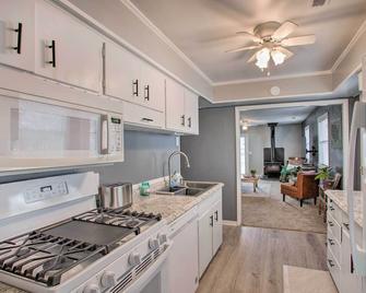 Peaceful Cottage about 8 Mi to Downtown Toledo! - Toledo - Kitchen