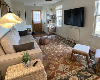 Designer Guest Suite on Historic New England Homestead - Northampton - Living room