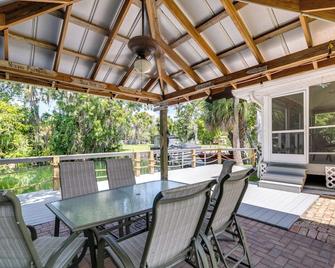 Waterfront Florida Abode w/ Deck, Grill & Fire Pit - Spring Hill - Terasa