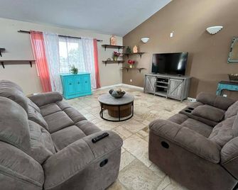 Desert Hacienda - Luxury Estate, Central Location - Española - Sala de estar