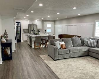 Location, comfort and cleanliness.brWhole basement 1600-plus square feet. - Lehi - Living room