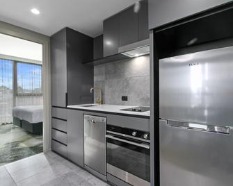 Melbourne City Apartment Hotel - Melbourne - Kitchen