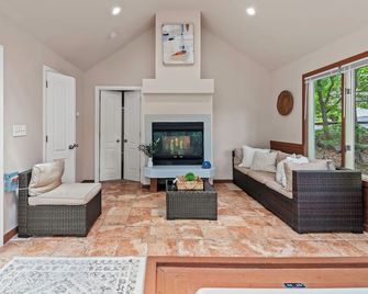 The Boulder Inn by AvantStay Indoor Hot Tub Game Room Outdoor Fire Pit - Lake Harmony - Living room