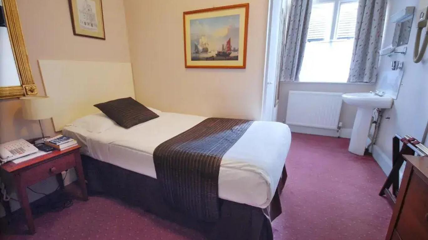 تري هوتيل آت إفلي