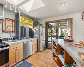 Cozy, comfortable, peaceful, unique lakeside house w beautiful views/Olympia - Lacey - Keuken