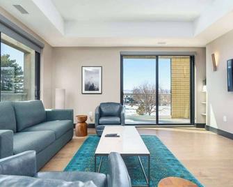 Luxurious Flat W/ Private Balcony & Mtn Views! - Denver