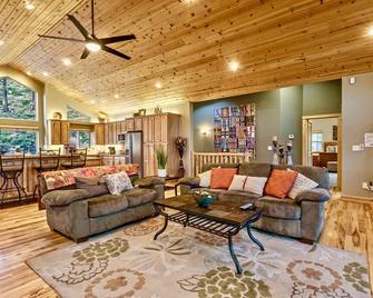 Spacious 5 Bedroom, 3400 Sq ft Home with Dual King Bedroom Suites, Private - Meyers - Living room