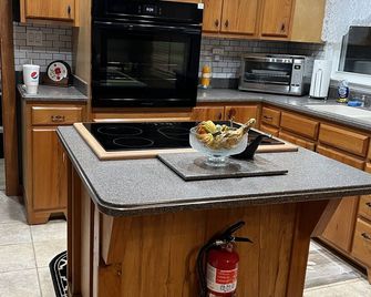 Charming Monticello Retreat: Explore History, Shops, and Local Delights - Monticello - Kitchen