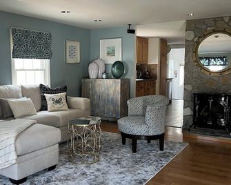 Charming year-round beach home in Indian Town, Old Saybrook - Old Saybrook - Wohnzimmer