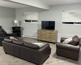 Stylish and cozy suite minutes away from Town! - Lake Cowichan - Living room