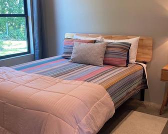 Modern 2-bedroom cottage in tranquil downtown Mount Vernon! - Mount Vernon