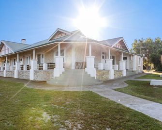 Kangaroo Island Seaview Motel - Kingscote - Building