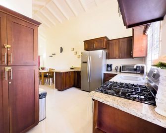 Jhadano 3br Pool & Gym Shuttle Gated - פאלמאות' (ג'מייקה) - מטבח