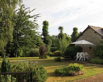 Traditional French Farmhouse Located In Lovely Country Setting - Saint-Juvat - Patio