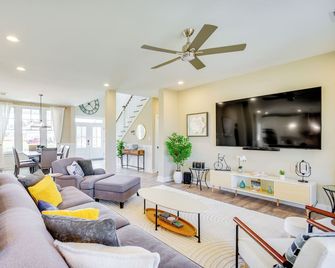 Near Beach & Trails: Elegant Home in Cape Charles! - Cape Charles - Huiskamer