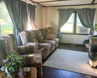 Hideaway at the Ponderosa- 3bd, 1Ba Country Cottage - Salem - Living room