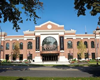 2 Units w/ FREE Breakfast and Parking, Close to Zoo America, Hershey Park! - Palmyra - Building