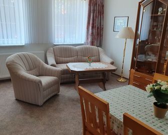 Ferienwohnung 1, unten - Bad Wilsnack - Wohnzimmer