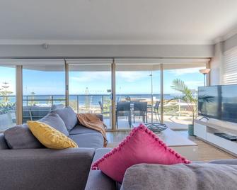 The Ultimate Beach Break - Scarborough - Living room