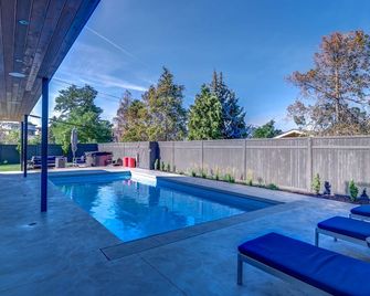 Stunning Modern Farmhouse in Perfect Location (Business Licence No. 00114661) - Penticton - Pool