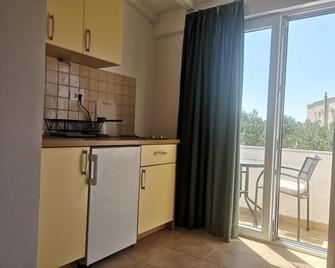 Apartments Tri Palme - Baška Voda - Kuchnia