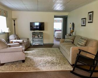 A spacious, airy & comfortable two bedroom getaway rental located in the FLX - Burdett - Sala de estar