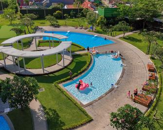 阿斯頓井里汶酒店及會議中心 - 西井里汶 - 井里汶 - 游泳池