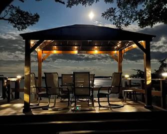 House Of Three Bears Vacation Property On Green Lake Wi - Green Lake - Restaurant