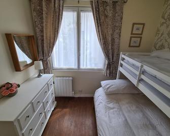 A stunning 5 bedroom house in the heart of Sarrancolin - Sarrancolin - Habitación