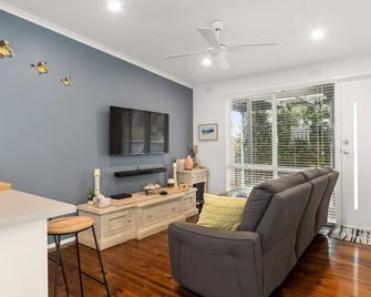 Sunny Escape on Branson - Rosebud - Living room