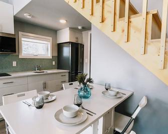 Eagle - Cozy Tiny Home With Mountain Views - Nordegg - Comedor
