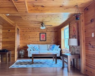 Cedarway Riverview Lodge-by Brudenell River overseeing golf course - Montague