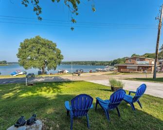 Delavan Retreat w/ Patio on Turtle Lake! - Delavan - Binnenhof