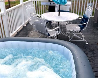 Charming Cabin with AC, heating, hot tub, at Painted Buffalo Resorts - Hermosa