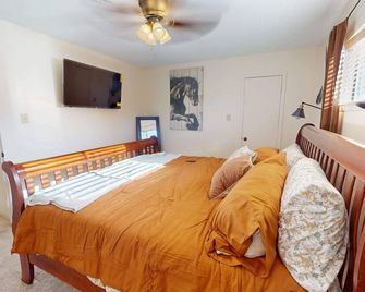 New Listing Right At Home-Midland Cowboy Siesta Corner Lot W/ Patio & Cov'd Park - Midland - Bedroom