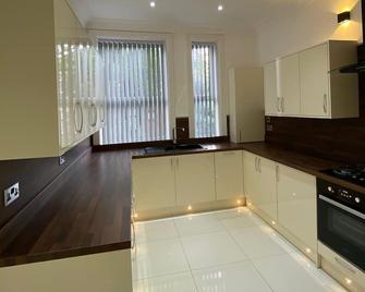 Furnished Luxury Apartments3 - Wolverhampton - Kitchen