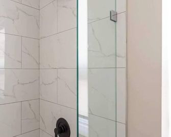 Casa Queen Hotel - Leslieville Beach Suite W Private Patio & Bbq - Toronto