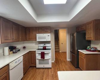 Townhome near Ruby View Golf Course - Elko - Kitchen