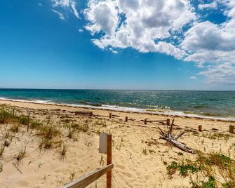 Charming studio steps to beach access with deck, ocean view, kitchenette & grill - Truro - Beach