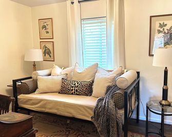 Lewisburg’s Southern Bell, a charming bungalow with a Southern feel! - Lewisburg - Living room