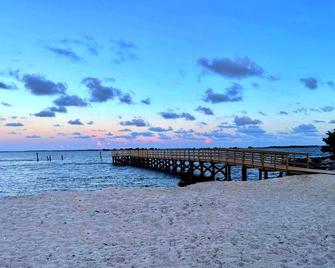 No Cleaning Fee! Brand New Double Queen Studio Condo w/ Waterfront Pool + Beach - Southport - Beach